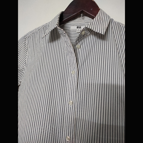 Uniqlo Stripe Shirt 🤍 - Picture 9 of 10